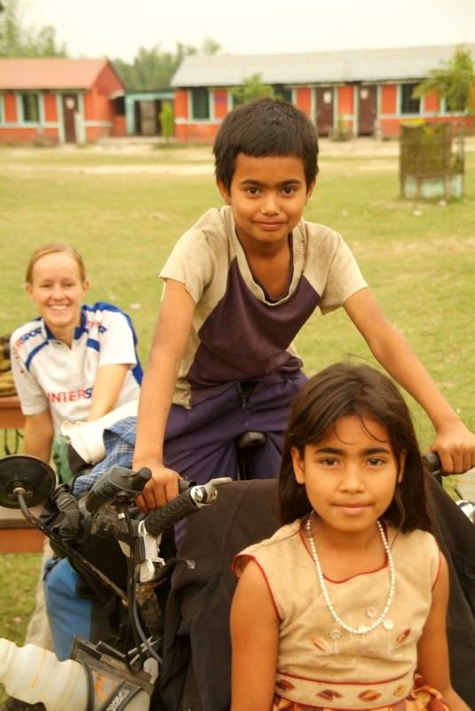 Nepal: Nepalesische Kinder auf unserem Tandem
