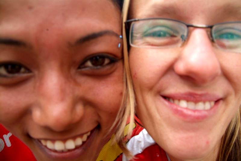 Nepal: Mandy mit unserer Gastgeberin Nirjala