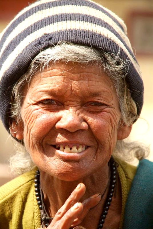 Nepal: Bettlerin an Buddhatempel