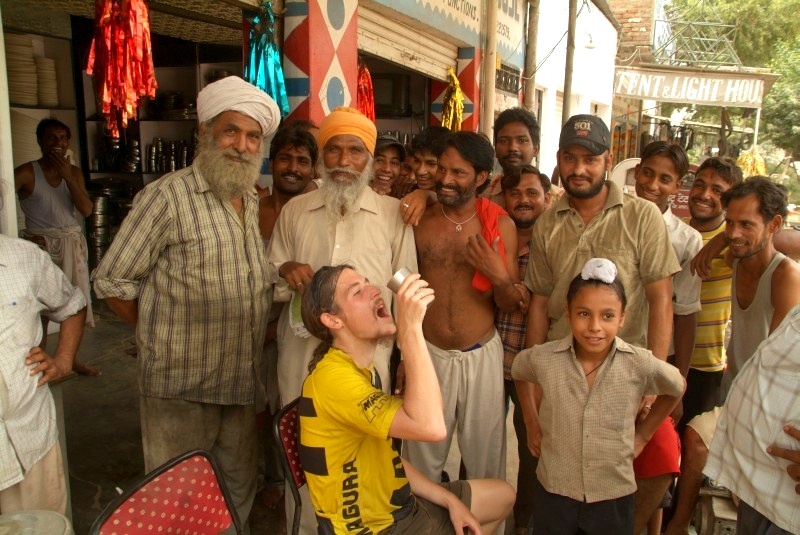 	Indien: Wir machen Pause in Punjab und bekommen kaltes Wasser angeboten	