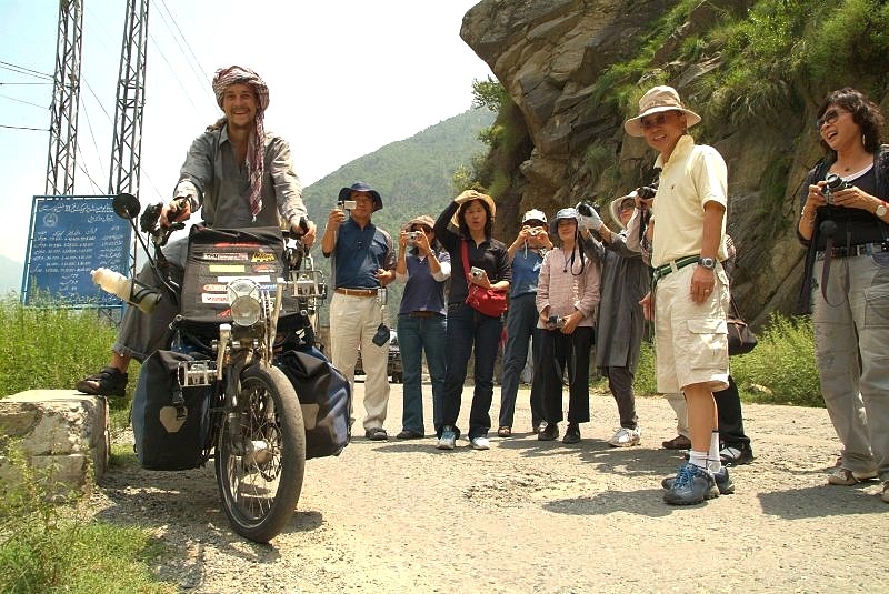pakistan-karakorum-highway-30-koreanische-touristen