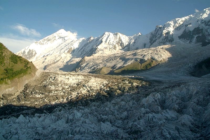 3-18-pakistan-karakorum-highway-die-gletschermoraene-am-rakaposhi-basislager-auf-3300m