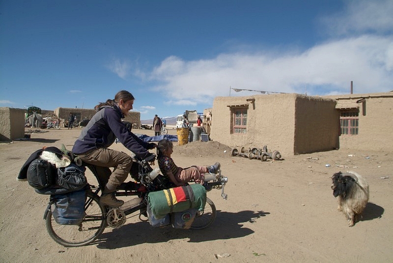 tibet4 020-ich-nehme-in-Barga-Mädchen-auf-dem-Tandem-mit