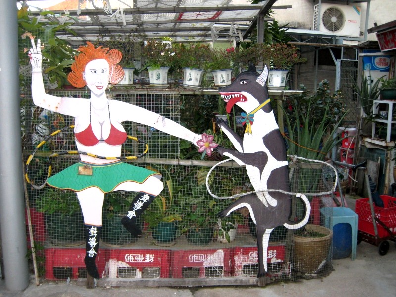 hongkong 012 komische figuren an haus in tai oh hongkong